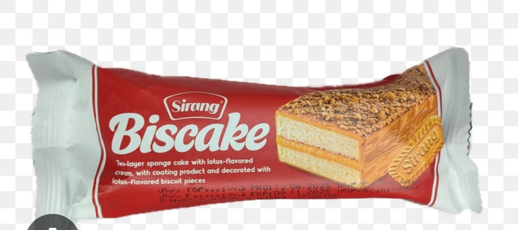 کیک دو لایه با کرم لوتوس و روکش شکلاتی با تزیین بیسکوئیت سیرنگ 55 گرمی بسته 24 عددی